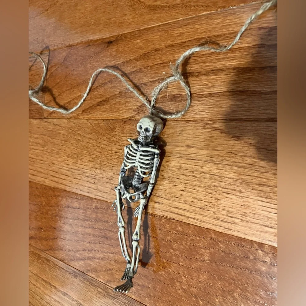 Skeleton Garland - Like New!
